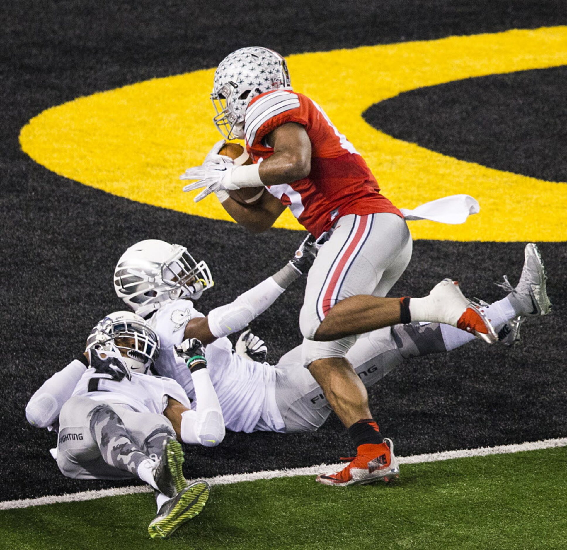 Ohio State Buckeyes running back Ezekiel Elliott (15) scores past Oregon Ducks defensive...