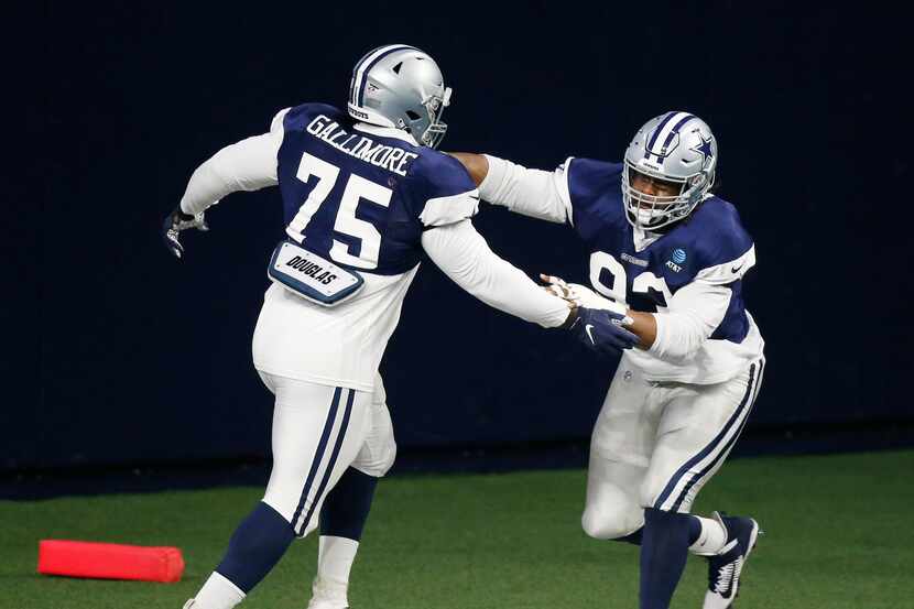 El tacle defensivo de los Dallas Cowboys, Gerald McCoy (der), momentos antes de lesionarse...