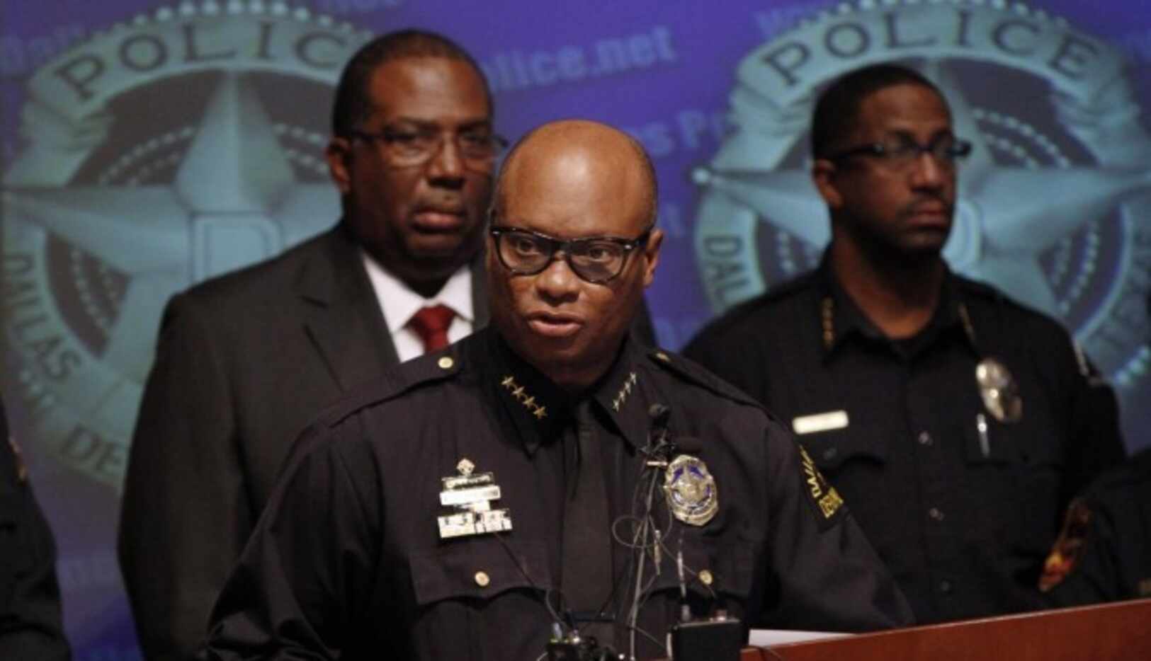 El jefe del Departamento de Policía de Dallas, David Brown, (centro) afirma que ha sido...
