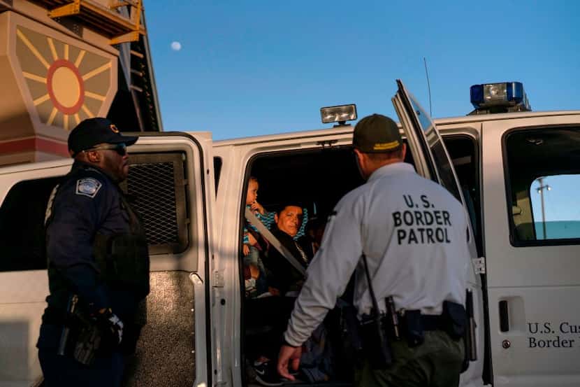 Agentes de la Patrulla Fronteriza detienen a un inmigrante en El Paso, Texas.