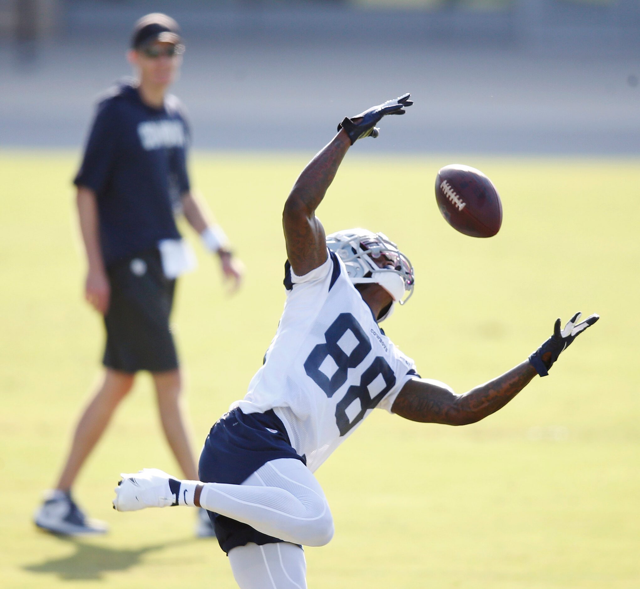 Dallas Cowboys wide receiver CeeDee Lamb (88) makes a one handed catch that he bobbled but...