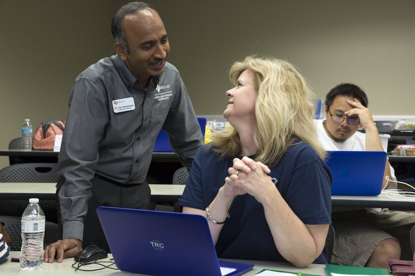 UTD computer science professor Jey Veerasamy works with Mardalee Burwitz during a UTeach...