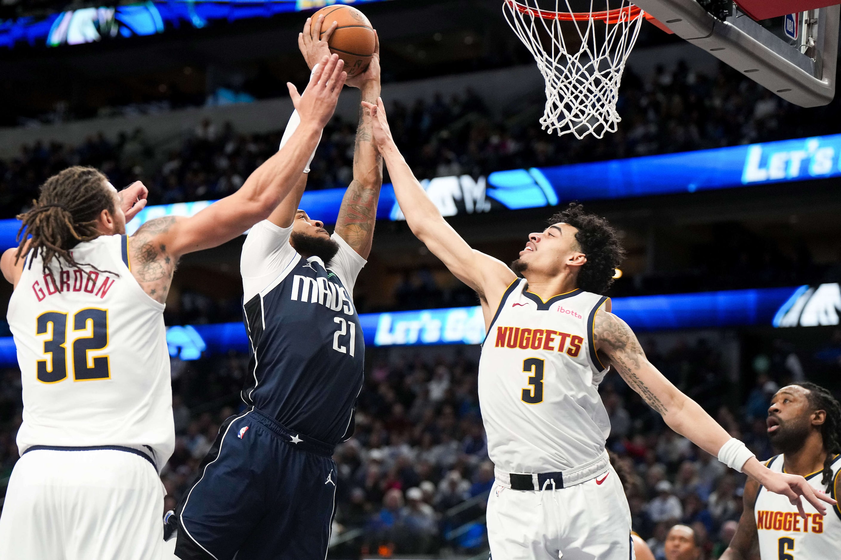 Dallas Mavericks center Daniel Gafford (21) dunks the ball past Denver Nuggets guard Julian...