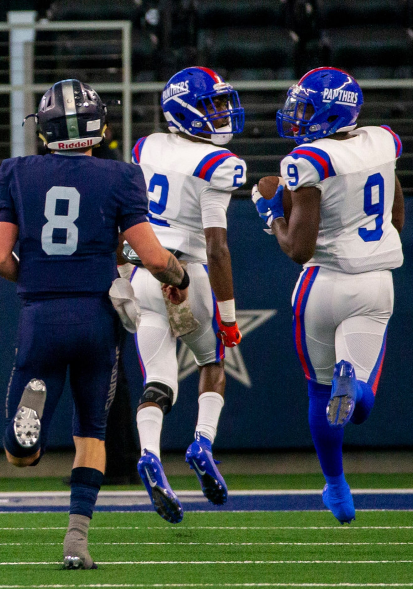 Duncanville linebacker Paul Pickens (9) runs into the end zone after recovering the ball...