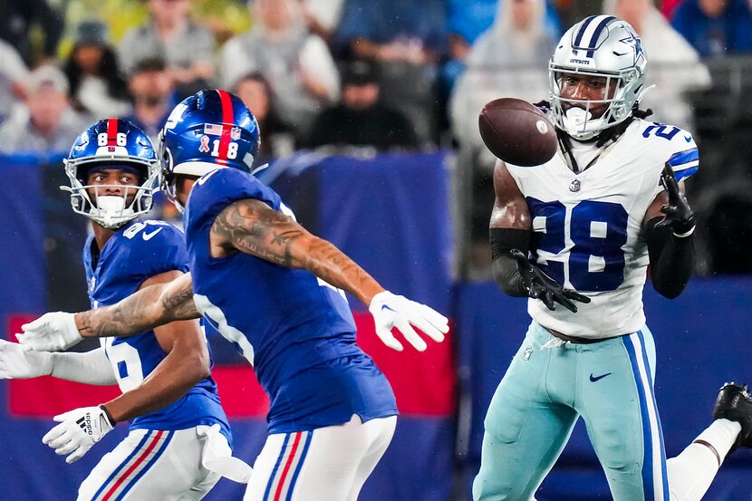 Dallas Cowboys safety Malik Hooker (28) nearly intercepts a pass intended for New York...