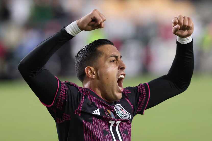 El delantero de la selección mexicana, Rogelio Funes Mori, celebra su gol ante Nigeria en...