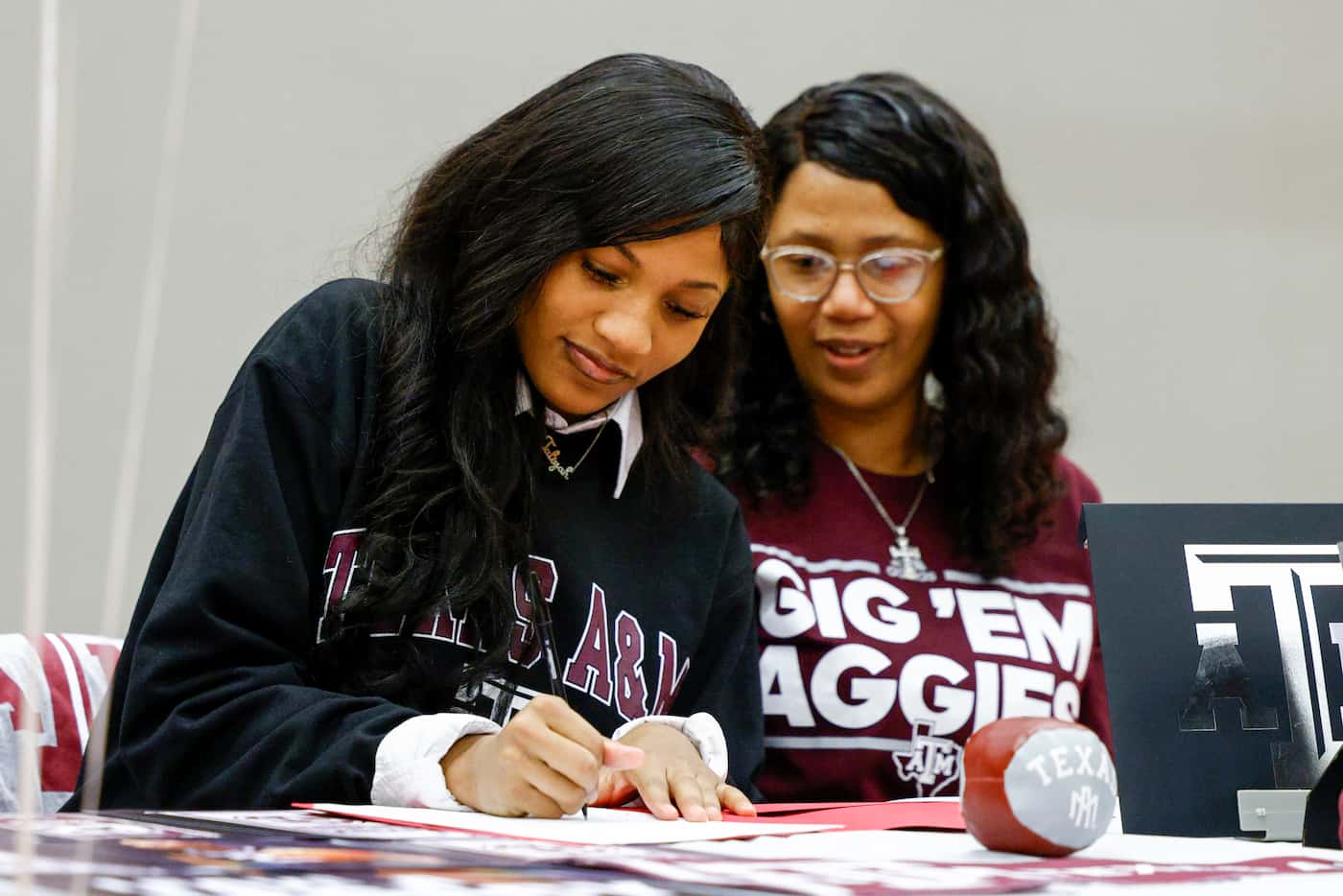 South Grand Prairie girls basketball player Taliyah Parker (left) signs alongside her mother...