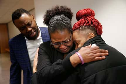 Shaquana Persley (centro), la madre de Shavon Randle, abraza a su otra hija Shiniece...