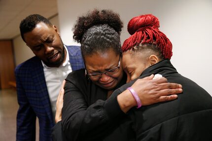 Shaquana Persley (centro), la madre de Shavon Randle, abraza a su otra hija Shiniece...