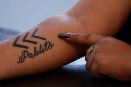 Brenda Chacón señala un tatuaje en honor de su hijo de tres años, Pablo, quien tiene...