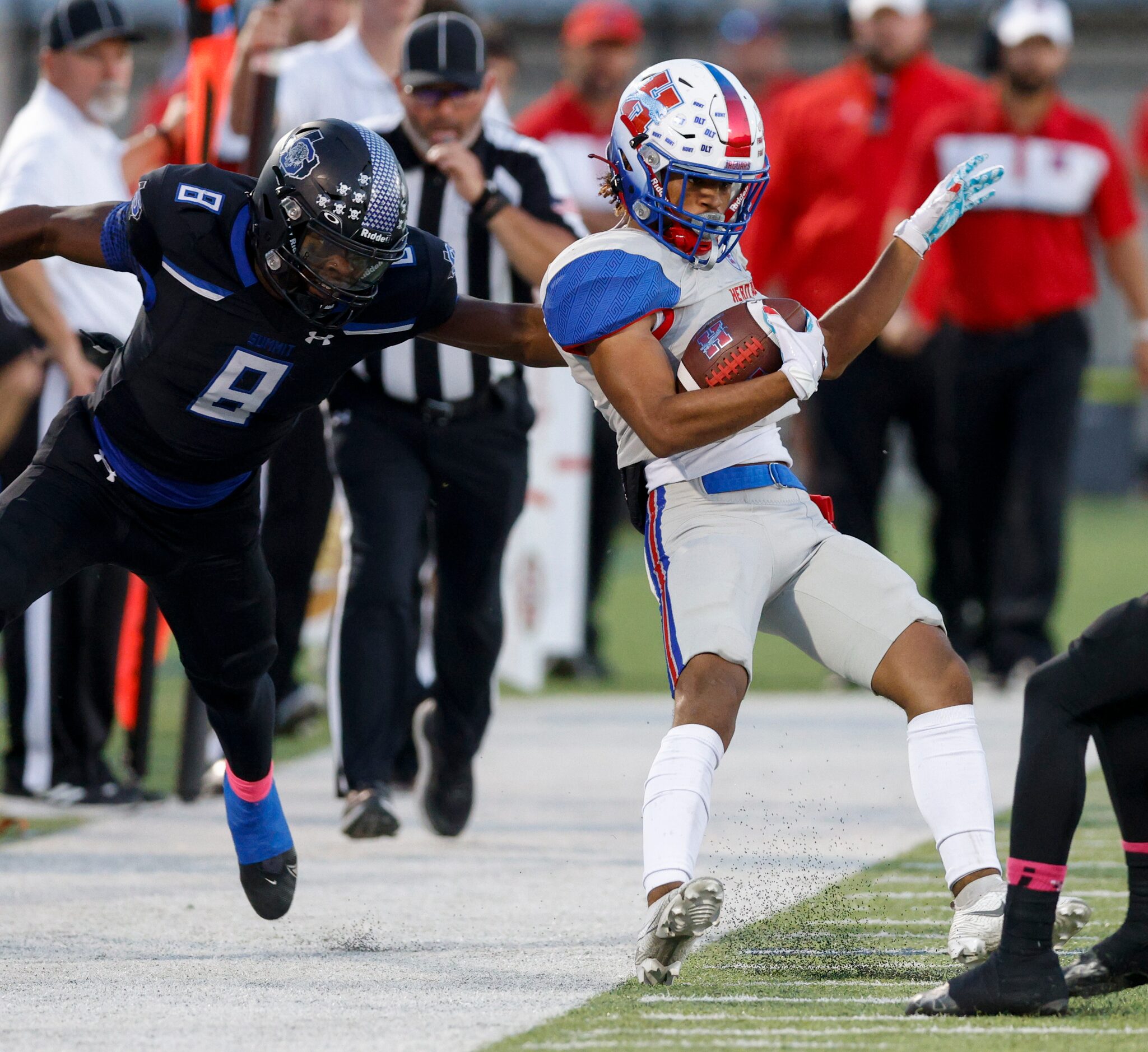 Mansfield Summit linebacker Ross Weaver (8) tackles Midlothian Heritage wide receiver Sam...