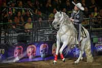 Pepe Aguilar monta a caballo en su espectáculo "Jaripeo hasta los huesos tour 2024" en el...