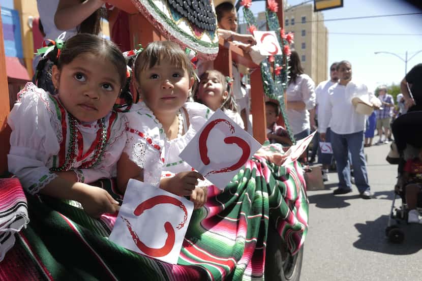 Isabella Villegas y Ariana Tenorio participan del festival y desfile del Cinco de Mayo en...