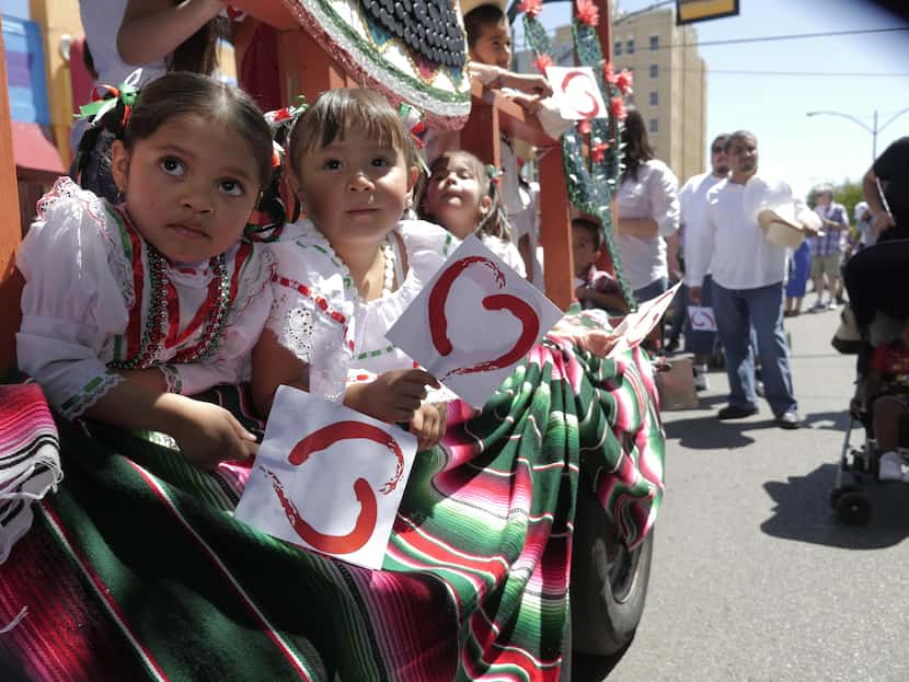 Isabella Villegas y Ariana Tenorio participan del festival y desfile del Cinco de Mayo en...