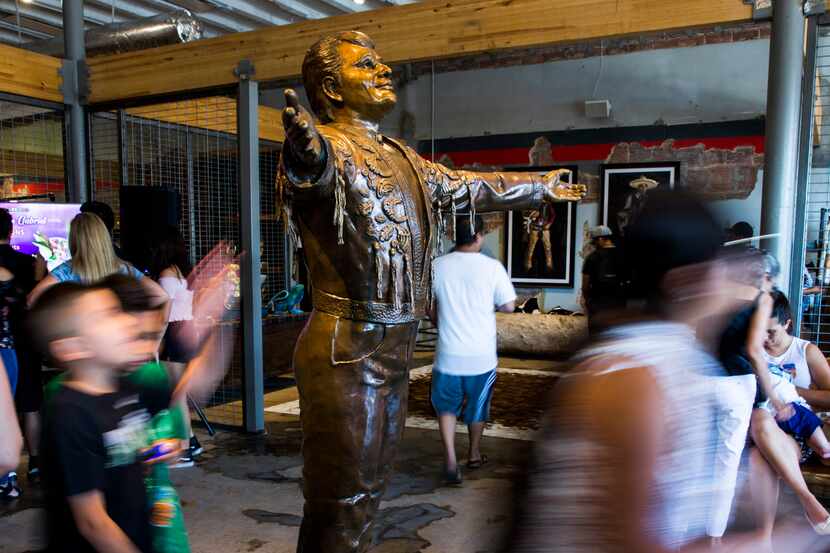 Una escultura de Juan Gabriel se puede apreciar en la explanada de Mercado369 en Dallas.