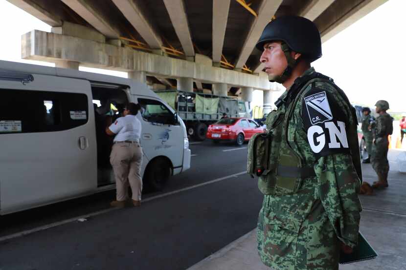 Un elemento de la Guardia Nacional supervisa un retén en una carretera en Chiapas, México....