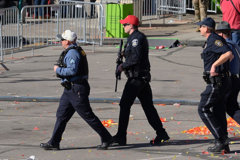 Personal de la policía arriba a Unión Station tras el tiroteo en el desfile por el...