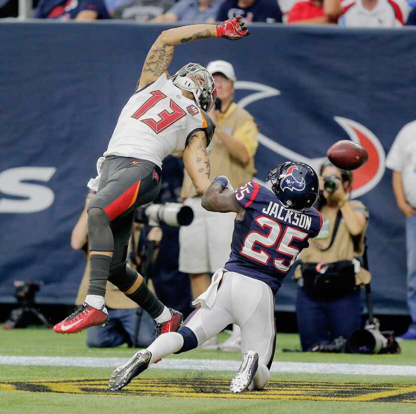HOUSTON, TX - SEPTEMBER 27:  Mike Evans #13 of the Tampa Bay Buccaneers can't make a catch...