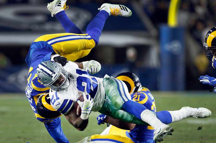 Ezekiel Elliott  (21) y los Cowboys cayeron 30-22 ante los Rams el sábado en Los Angeles...