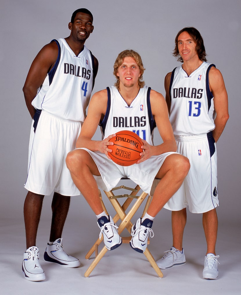 Michael Finley #4 Dirk Nowitzki # 41 y Steve Nash #13 en 2003 (Glenn James/NBAE via Getty...