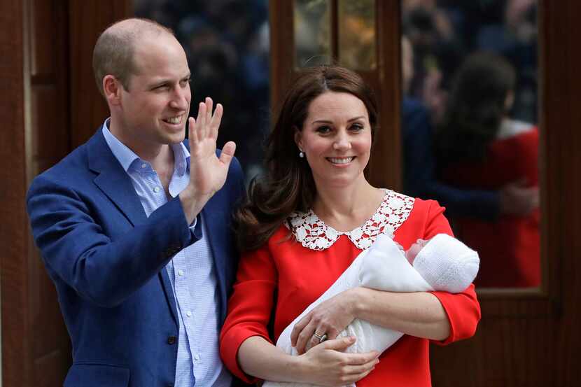 El príncipe William , la duquesa de Cambridge y su tercer hijo a la salida del hospital../AP
