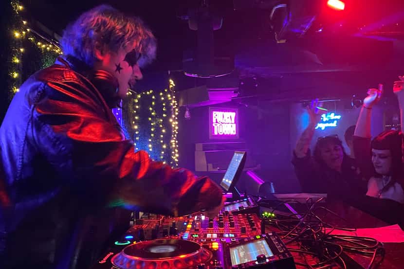Jacob Álvarez, también conocido como DJ Loveghost, ameniza una noche de música gótica La...