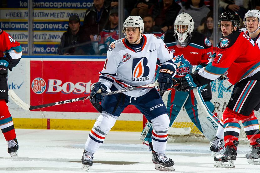 KELOWNA, BC - NOVEMBER 16: Logan Stankoven #11 of the Kamloops Blazers looks for the pass in...