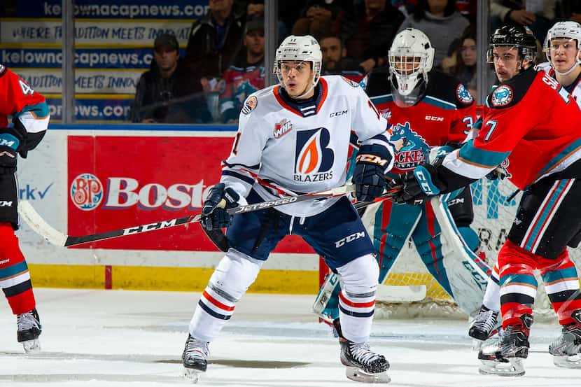 KELOWNA, BC - NOVEMBER 16: Logan Stankoven #11 of the Kamloops Blazers looks for the pass in...