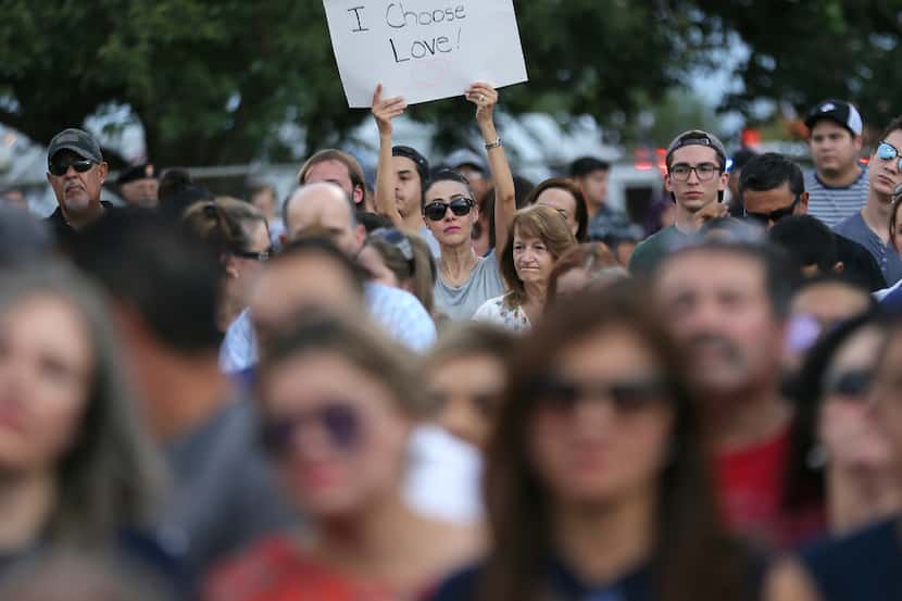 Una persona porta una pancarta con la leyenda "Yo escojo el amor" en una vigilia en El Paso,...