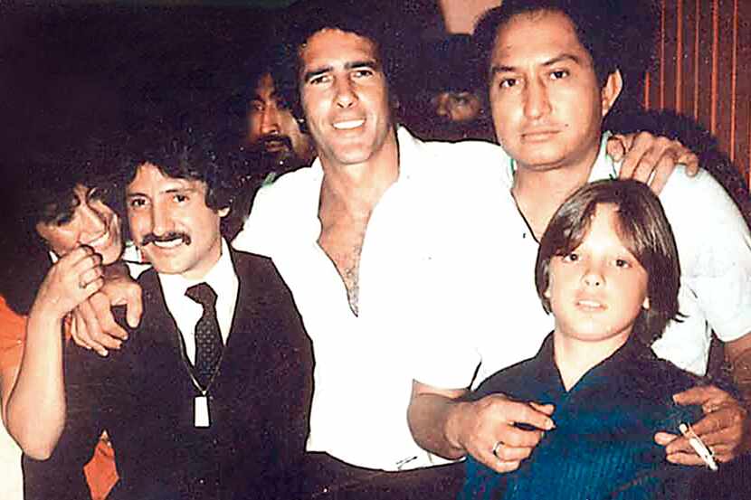 Luis Rey (de traje) y Andrés García (centro) eran amigos cuando Luismi (der., al frente) era...