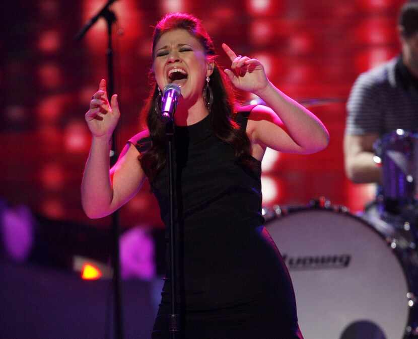  Kelly Clarkson performs on the American Idol finale in 2007.