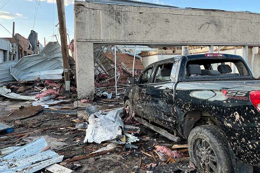 Edificios y un vehículo sufren daños por un tornado en Perryton, Texas, el jueves 15 de...
