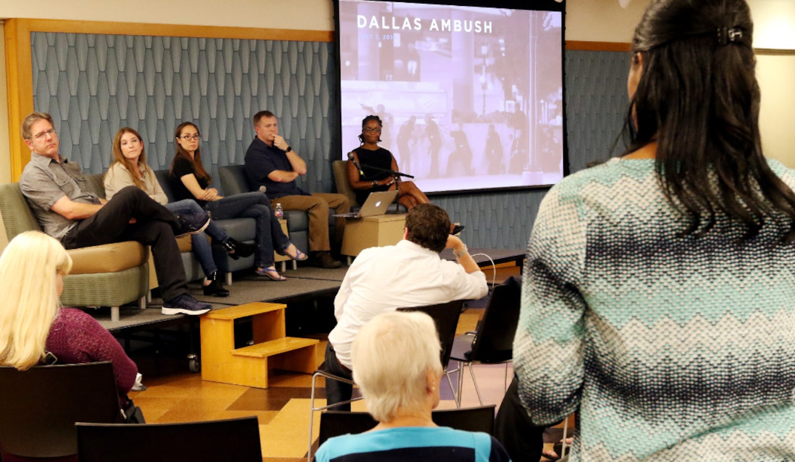 Sarah Davenport, right, of Mesquite, thanks The Dallas Morning News photojournalists Tom...