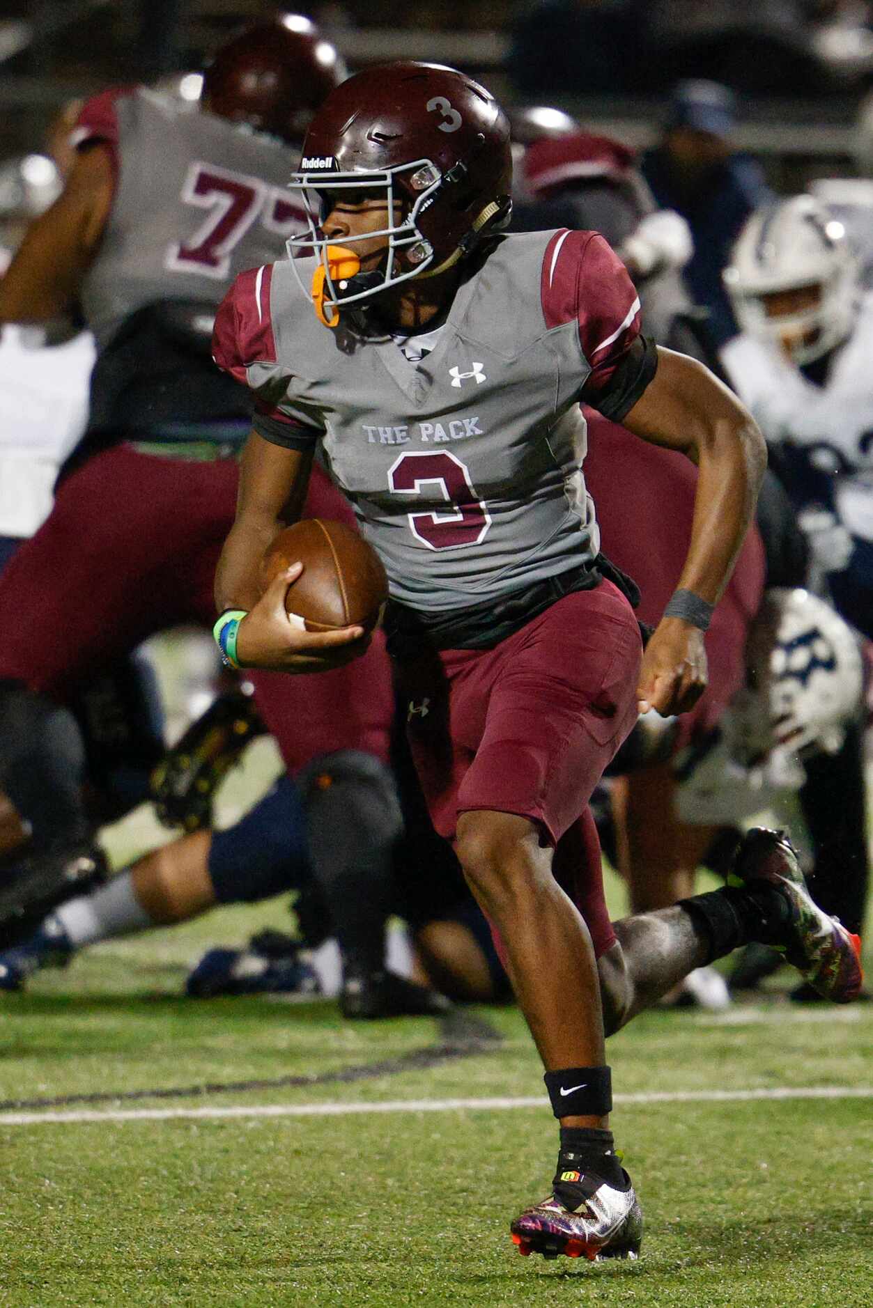 Mansfield Timberview quarterback Cameron Bates (3) runs the ball during the first half of a...