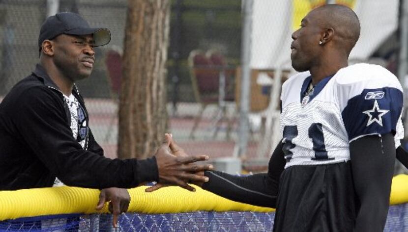 Dallas WR Terrell Owens (right) shakes hands with former Dallas great Michael Irvin before...