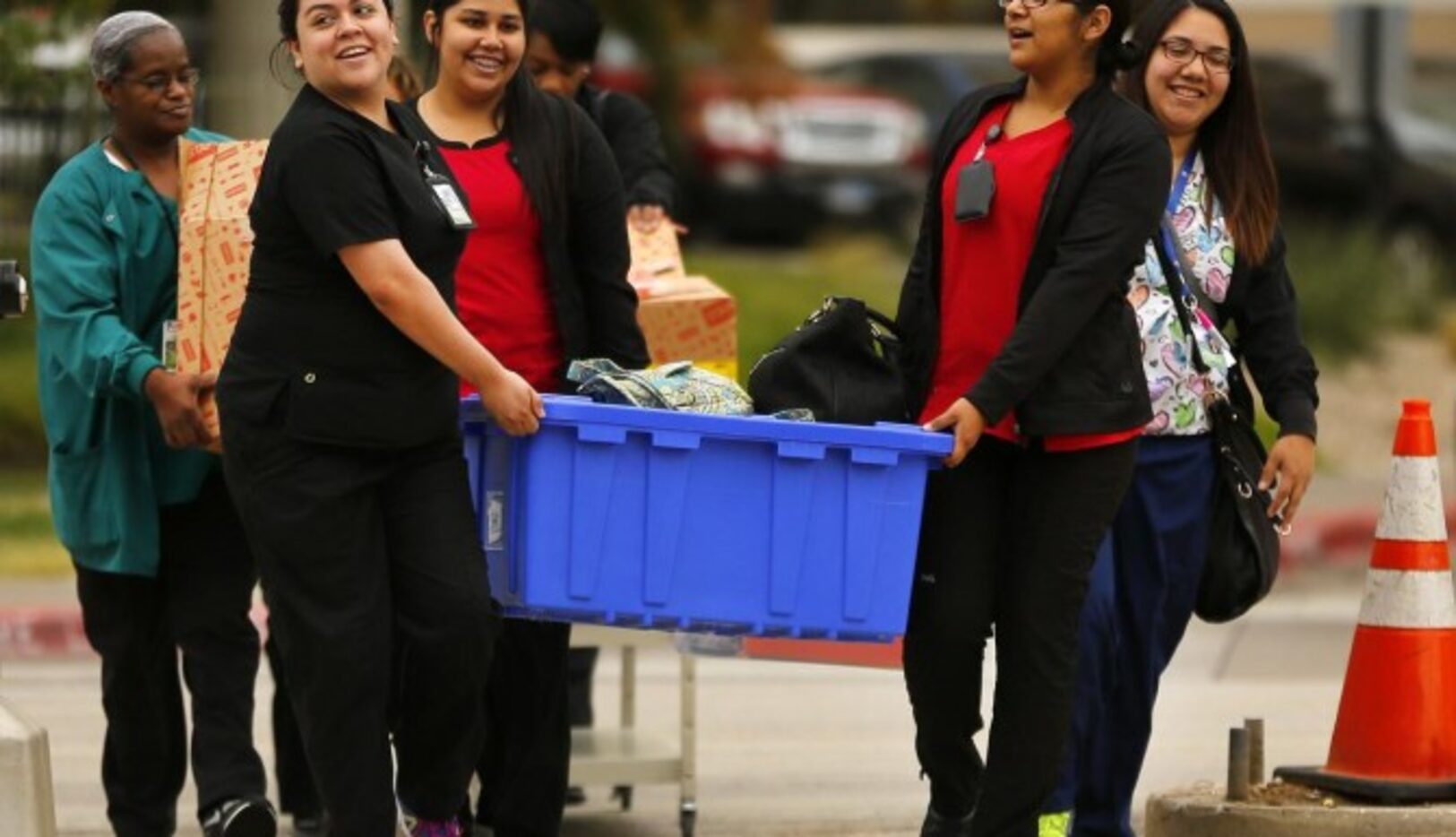 Empleadas del hospital Parkland participan en la mudanza al nuevo edificio en el Harry Hines...