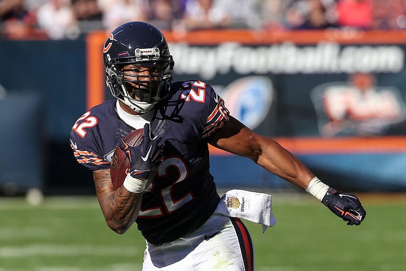 CHICAGO, IL - NOVEMBER 01: Matt Forte #22 of the Chicago Bears carries the football in the...