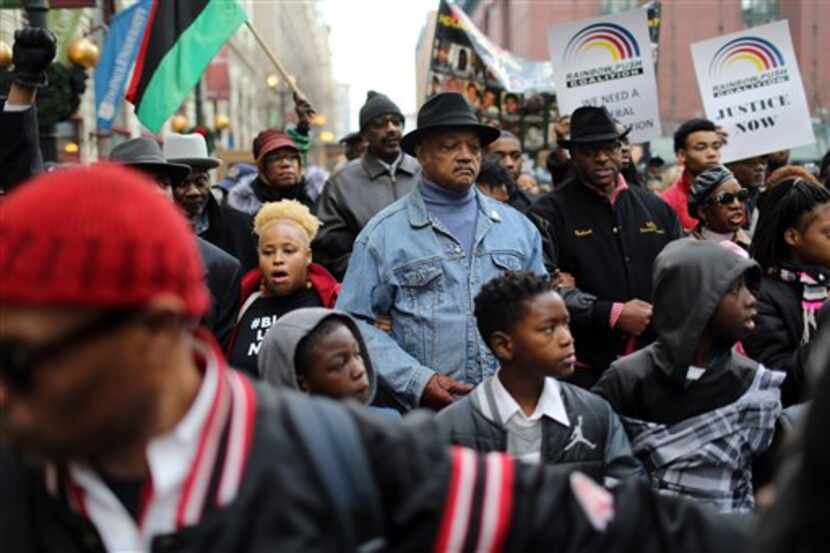 El reverendo Jesse Jackson con su Coalición Rainbow PUSH protestan en Chicago el 6 de...
