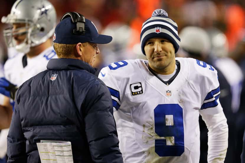 LANDOVER, MD - DECEMBER 30:  Head coach Jason Garrett talks to Tony Romo #9 of the Dallas...