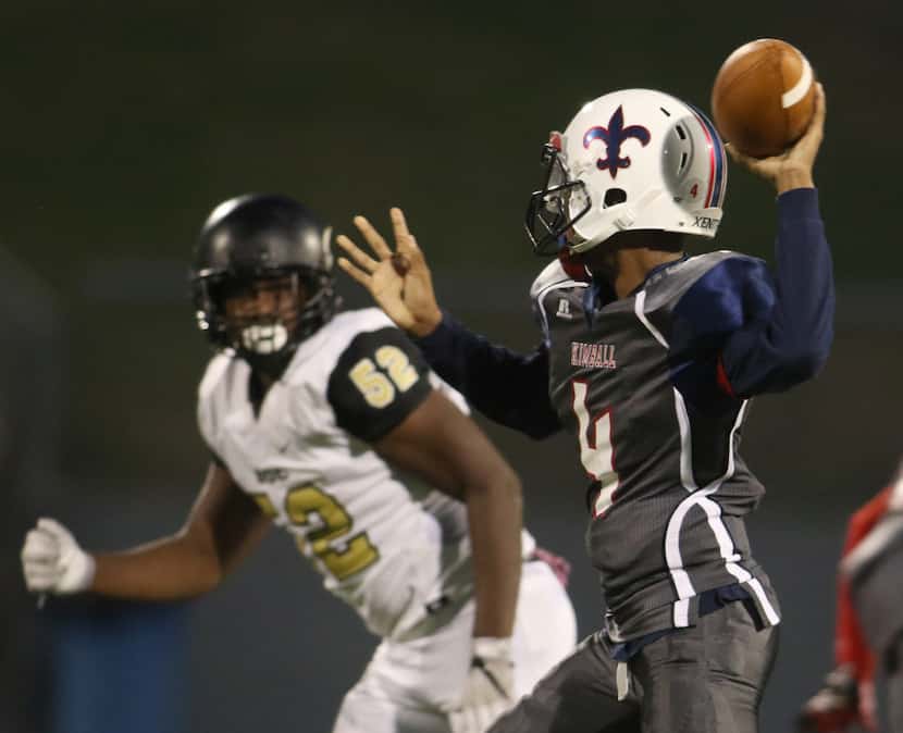 Dallas Kimball Kerry Wilkerson (4) launches a pass downfield as Dallas South Oak Cliff...