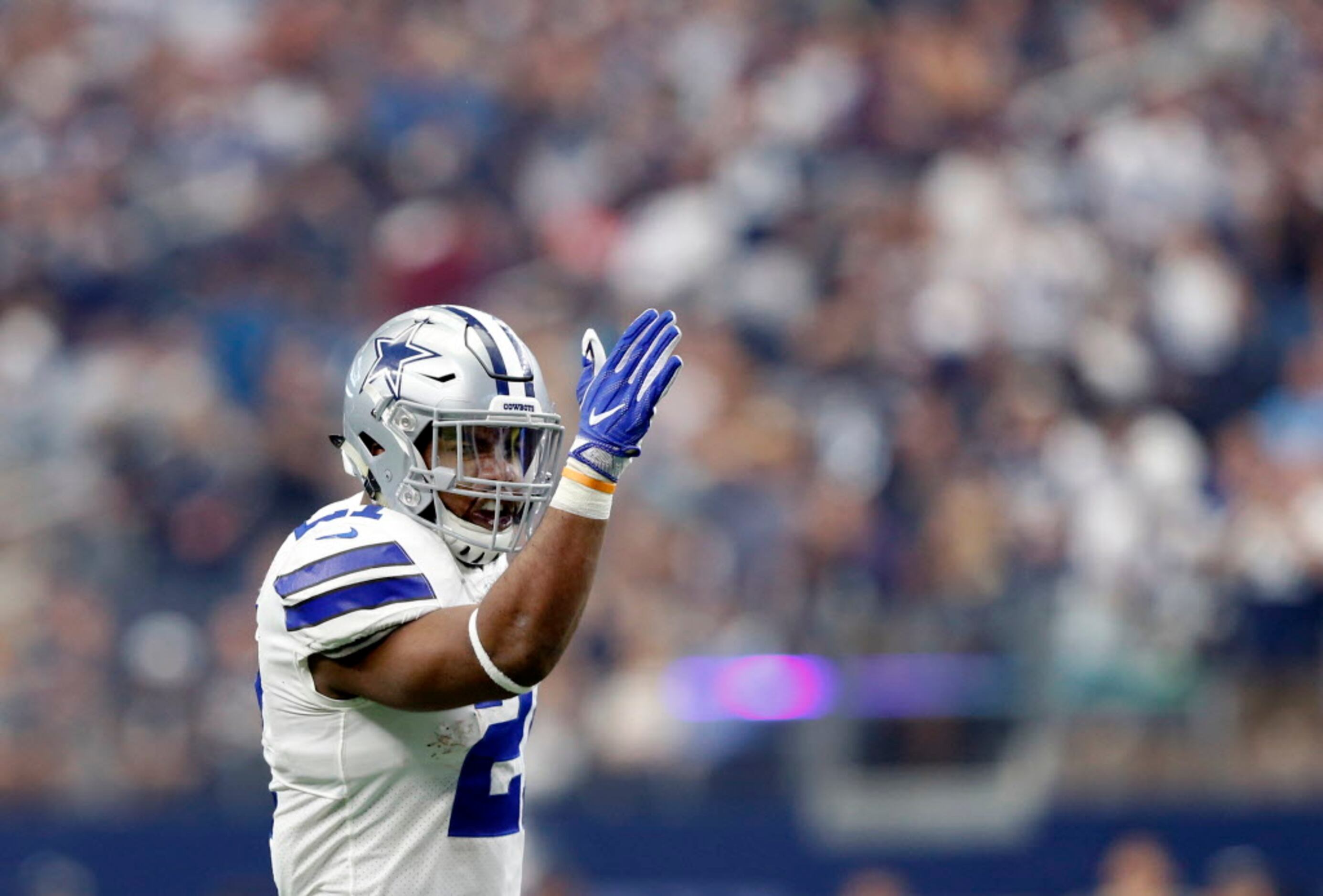 Ezekiel Elliott approves of new helmet rule