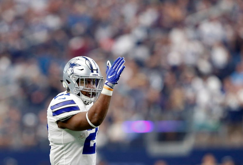 Dallas Cowboys running back Ezekiel Elliott (21) signals first down after making a big first...