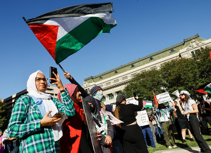 Portando banderas de Palestina, cientos de personas mostraron su enfado con la forma en que...