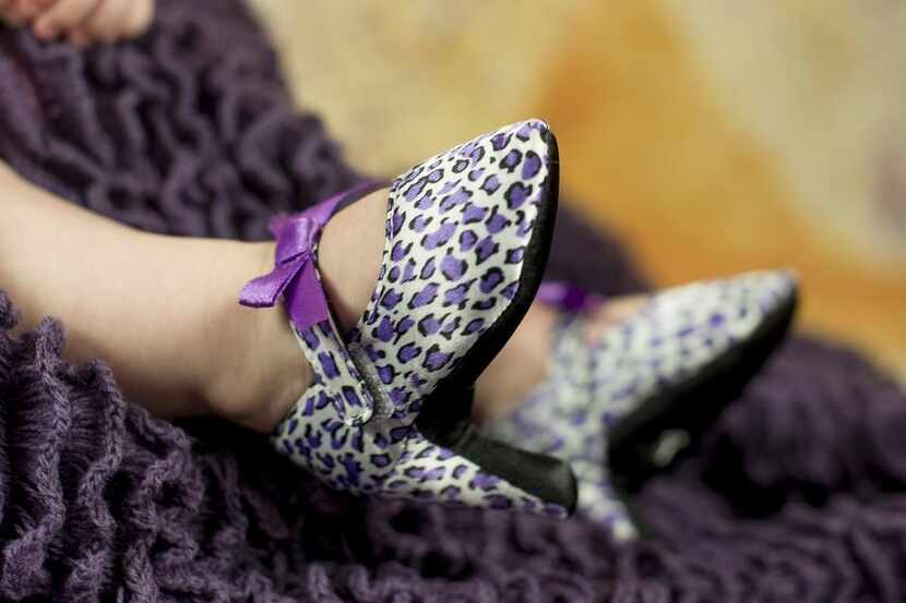 Zapatillas para bebé con tacón.(CORTESIA SKYSIGHT)
