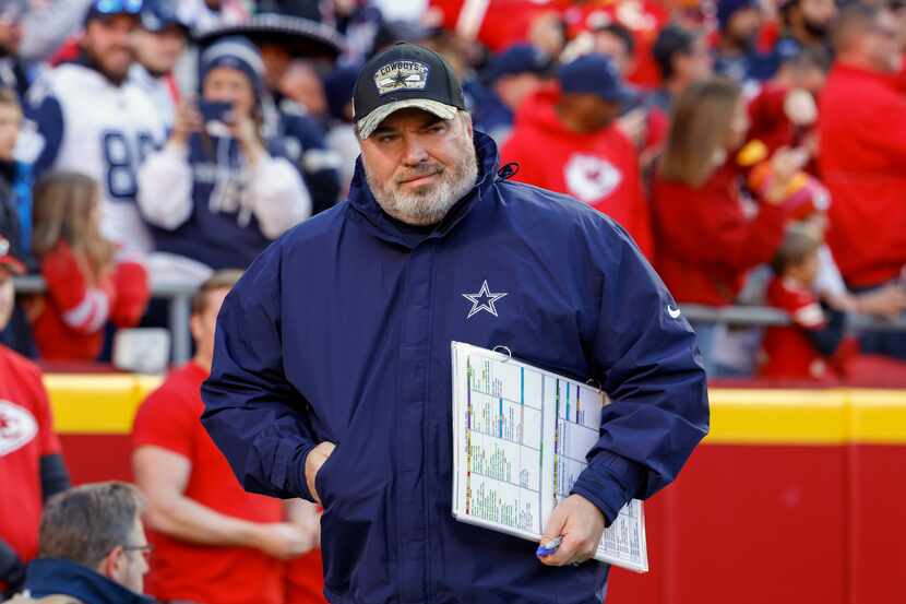 El entrenador en jefe de los Cowboys de Dallas, Mike McCarthy, durante el juego contra los...