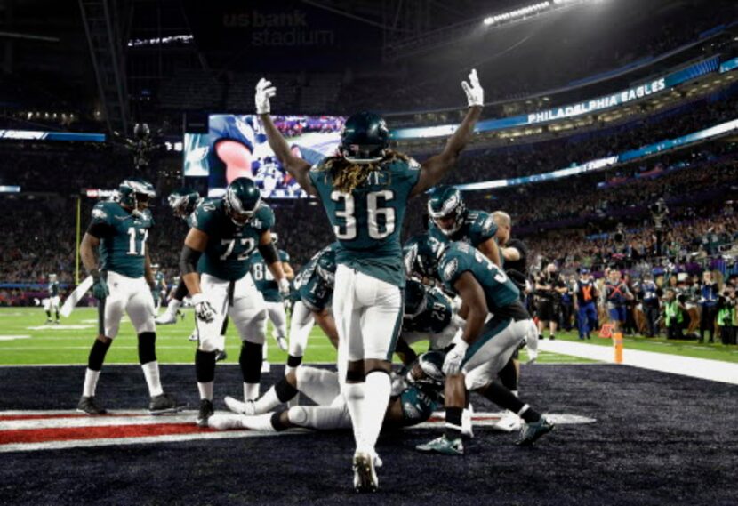 Jay Ajayi (36) celebra el touchdown de su compañero en los Eagles, Corey Clement (30). (AP...