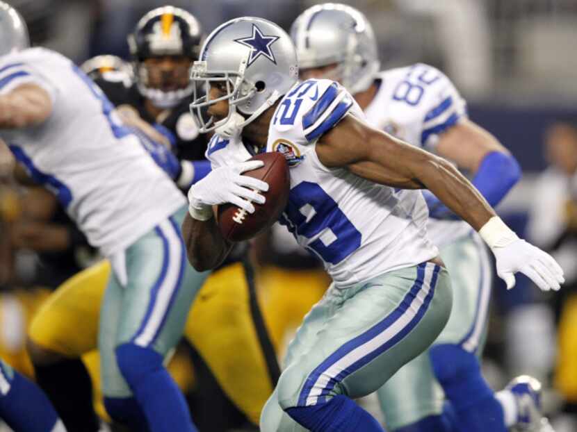 Dallas Cowboys running back DeMarco Murray (29) rushes up the field in a game against the...