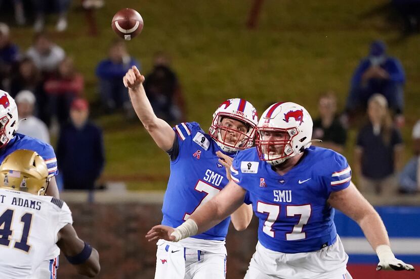 SMU quarterback Shane Buechele (7) throws a pass behind the protection of SMU offensive...
