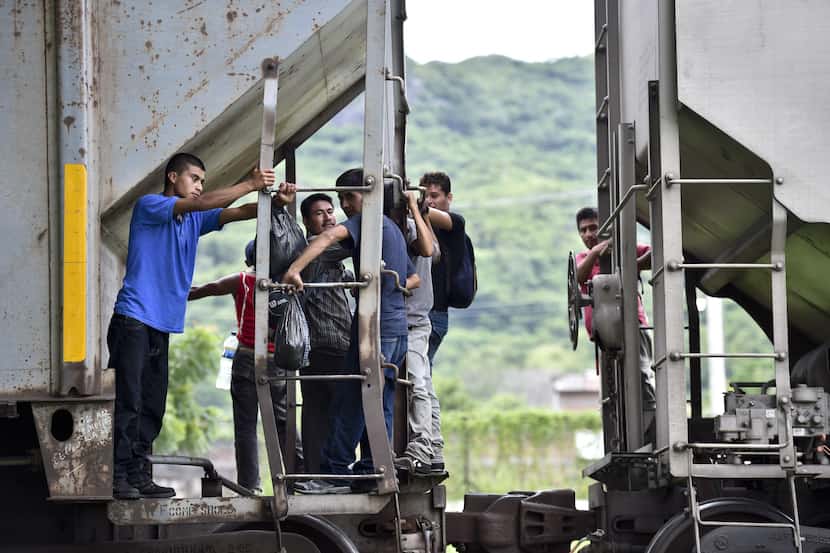 Inmigrantes centroamericanos abordan el tren conocido como “La Bestia” en Chiapas, México,...