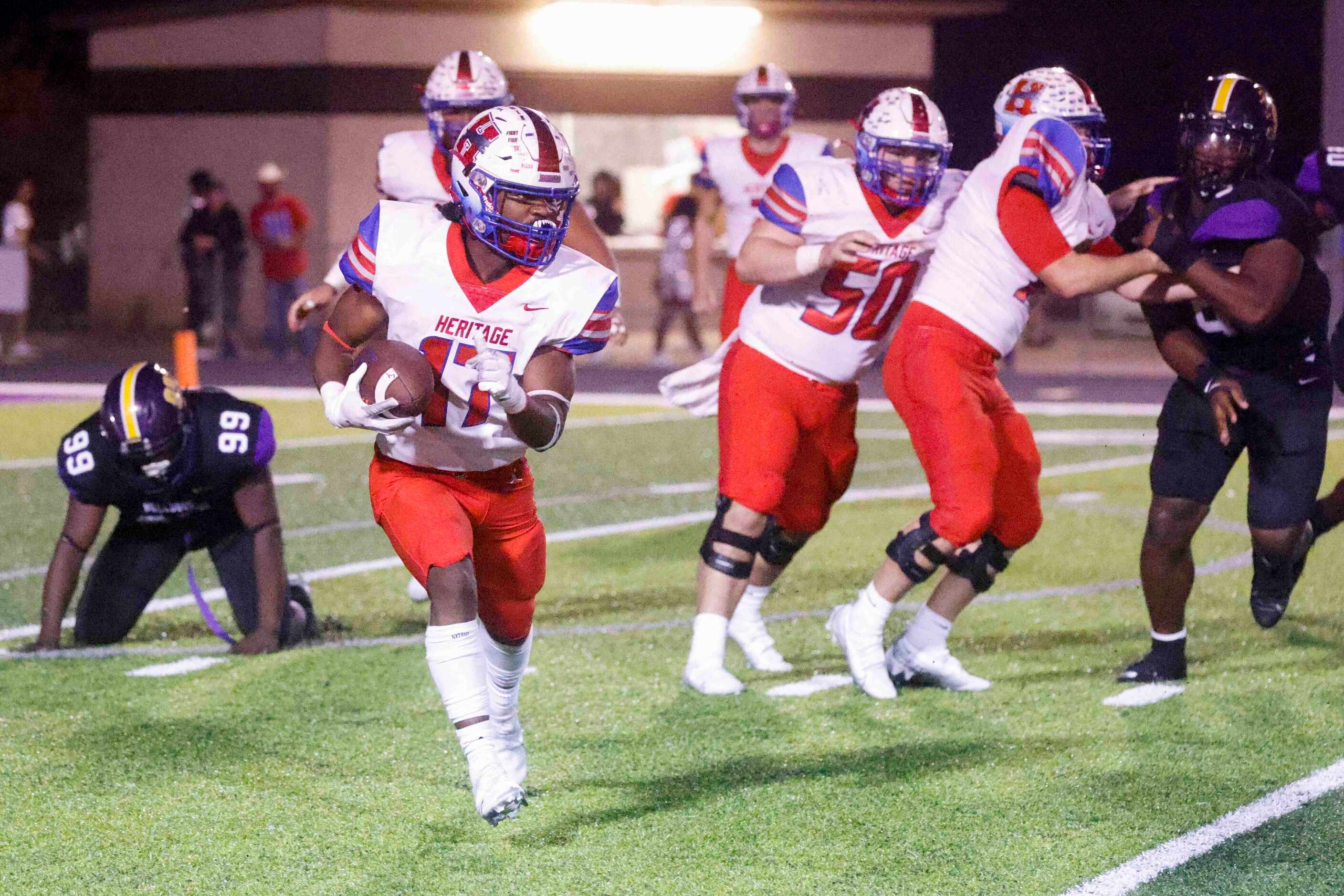 Midlothian Heritage’s Mason O’Neal (17) runs for a yardage against Everman High during the...